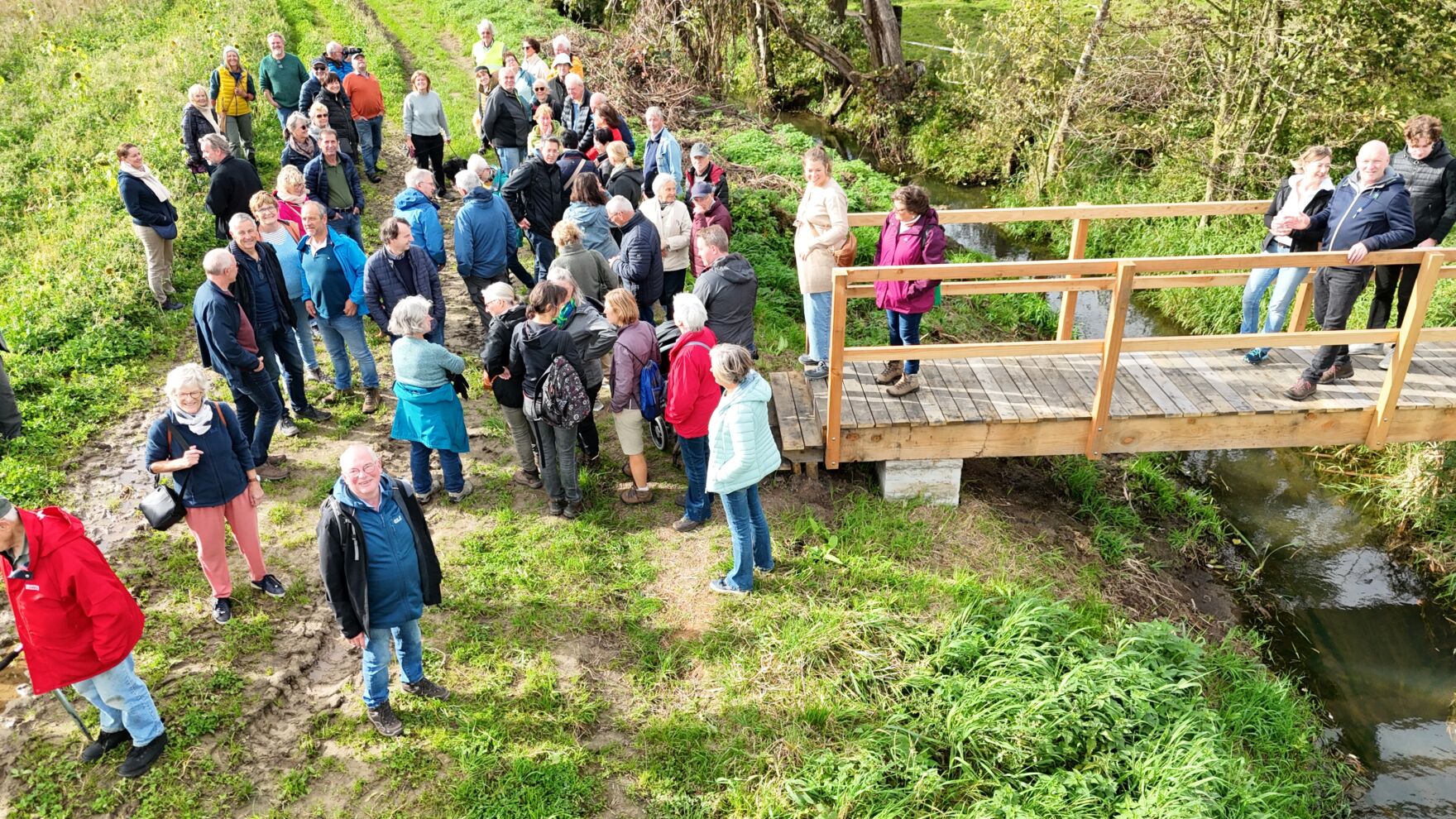 Terreinwerken - plaatsing houten brugje