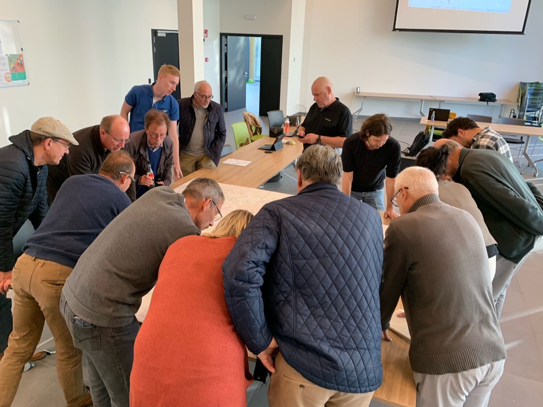 Het verdelen van de inventarisatiehokjes van 1 km² tijdens een opleidingsmoment.